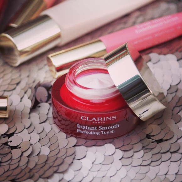 Clarins Instant Smooth Perfecting Touch ส่วนผสมหลัก: อนุภาค มุขไมโครเพิล ช่วยให้ริ้วรอยและร่องลึกดูเลือนลงในทันที ผิวเนียนเรียบ ไร้จุดบกพร่องได้ในทันที  ให้ผลลัพธ์ผิว เรียนเนียน ไร้ความมันเงา